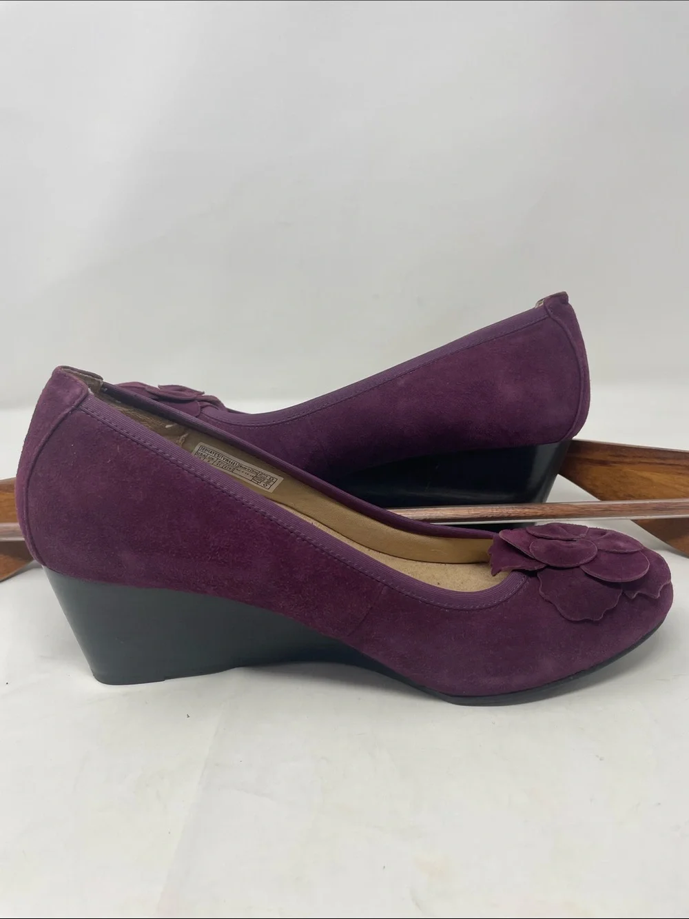 Vionic Plum Suede-Like Wedged Heel Pump Size 10 Excellent Condition